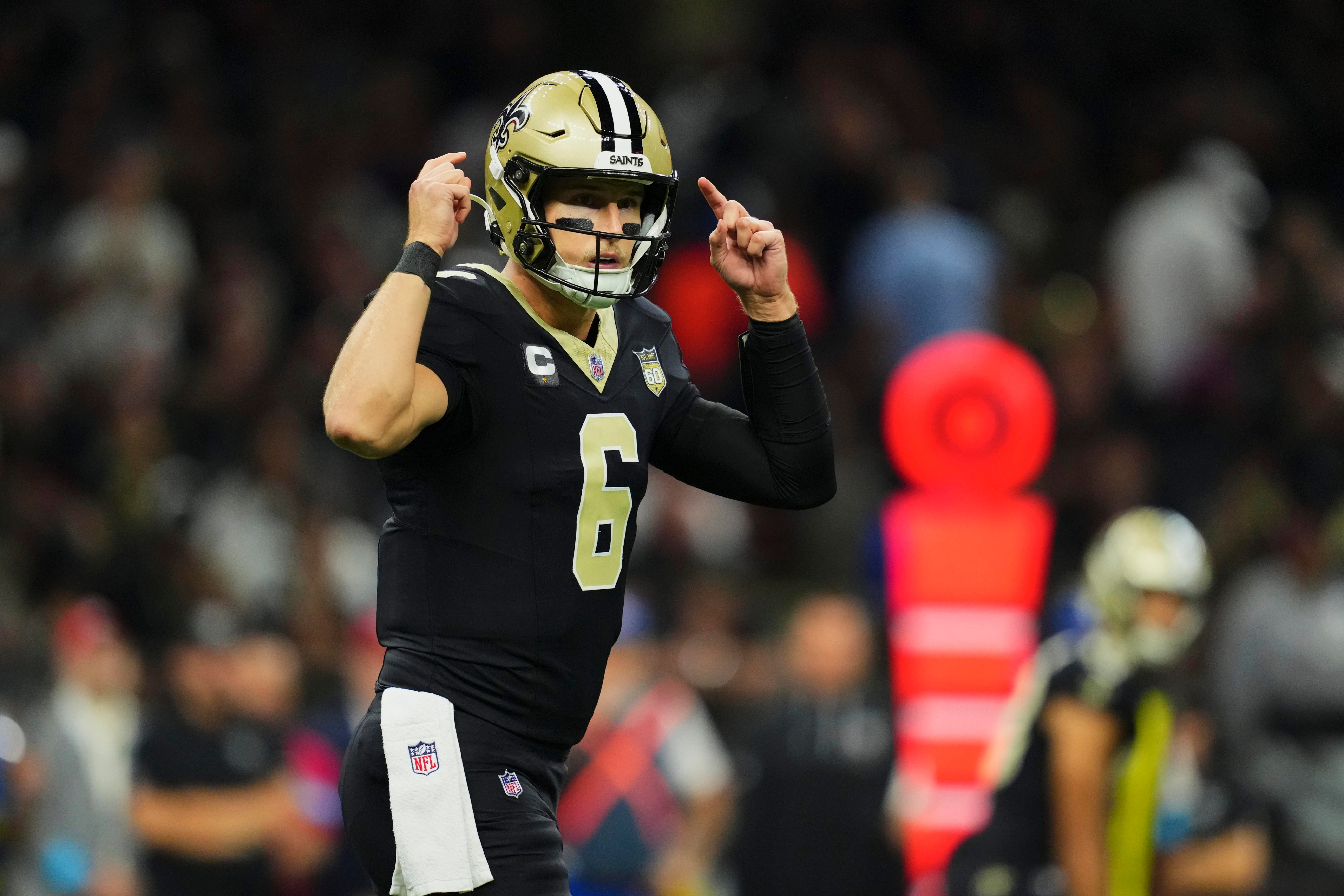 Tyler Shough chama uma jogada contra os Raiders em Nova Orleans, em 27 de setembro de 2026.