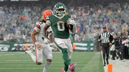 Braelon Allen carrega a bola pelos Jets contra os Browns.
