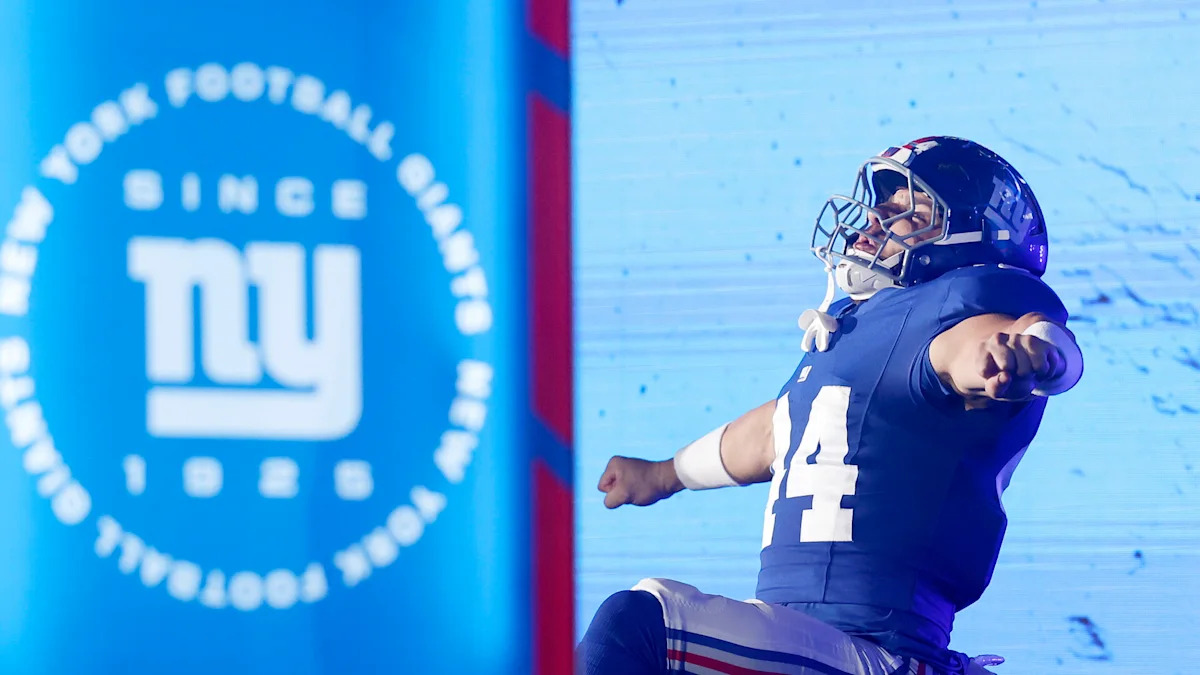 Jameis Winston com uniforme dos Giants; imagem ilustrativa da equipe antes do duelo com os Saints.