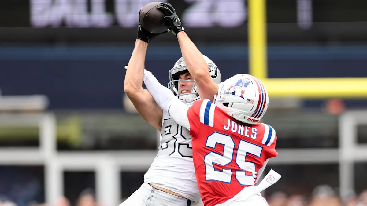Brock Bowers disputa uma recepção pelos Raiders contra os Patriots.