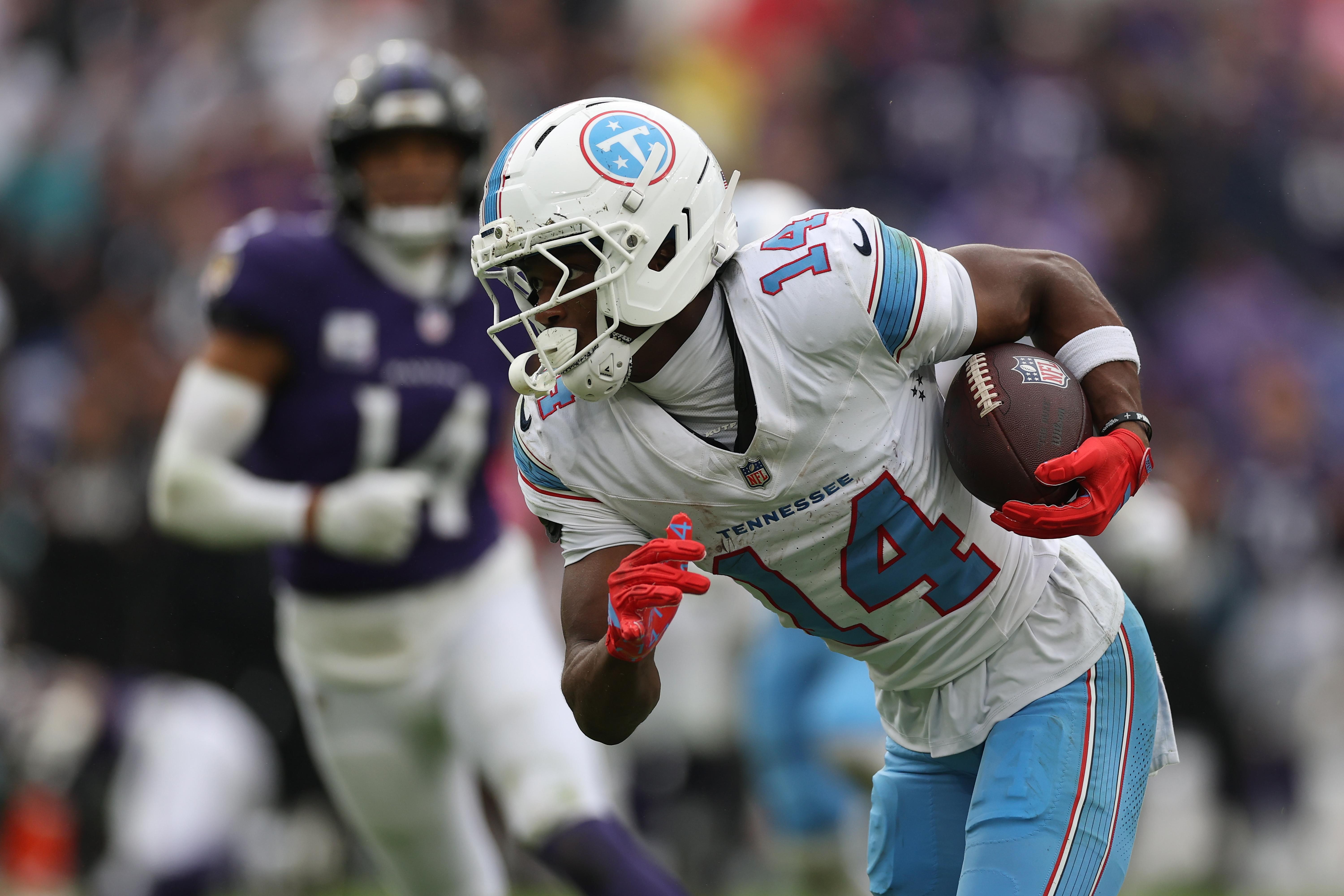 Carnell Tate avança após uma recepção contra os Ravens em Baltimore, em 4 de outubro de 2026.