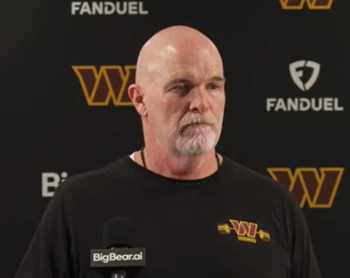 Dan Quinn fala com a imprensa sobre a preparação dos Commanders.