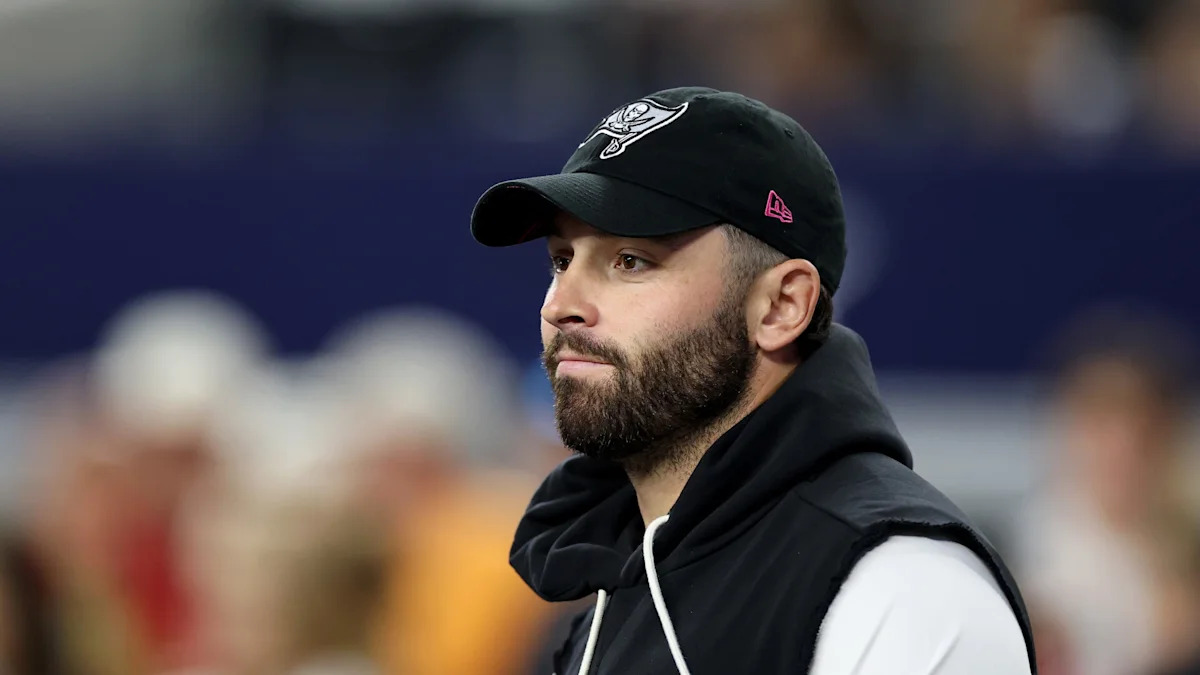 Baker Mayfield acompanha o trabalho dos Buccaneers; quarterback ainda não está pronto para voltar.