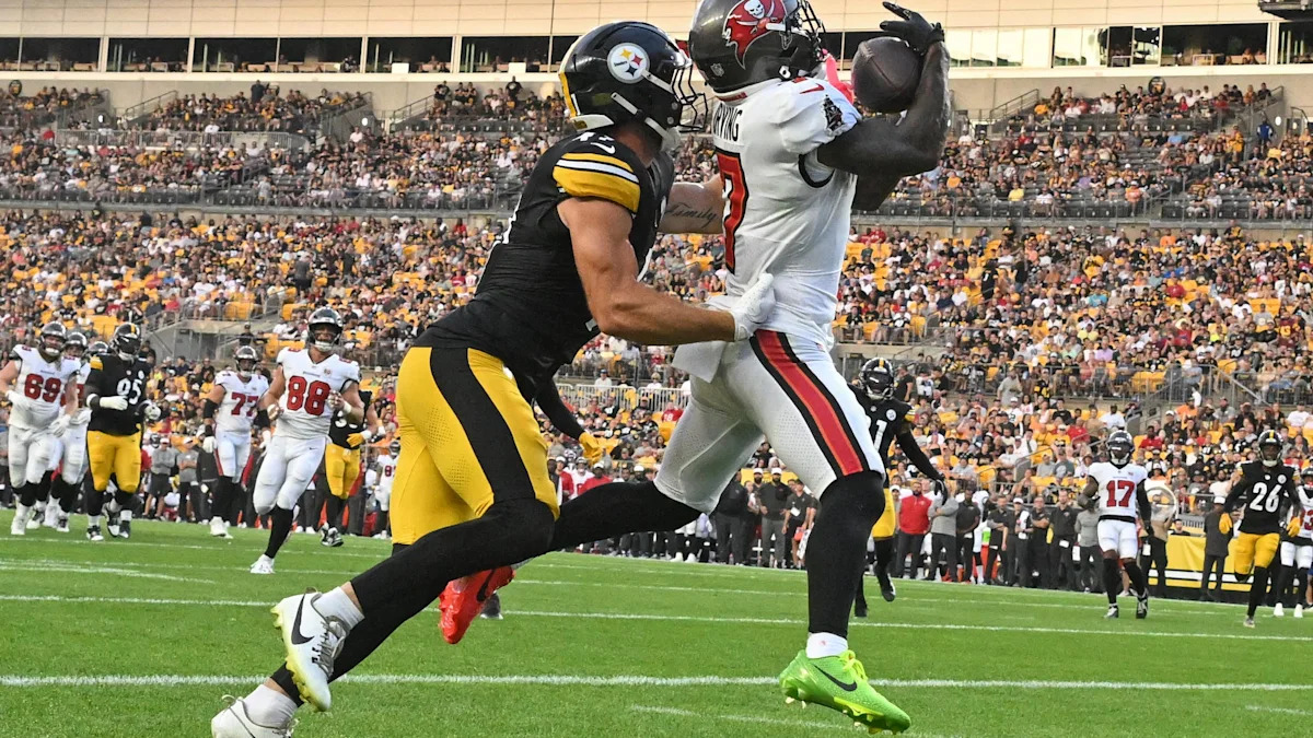 Bucky Irving recebe passe diante de Payton Wilson em agosto de 2025; imagem de arquivo de Buccaneers contra Steelers.