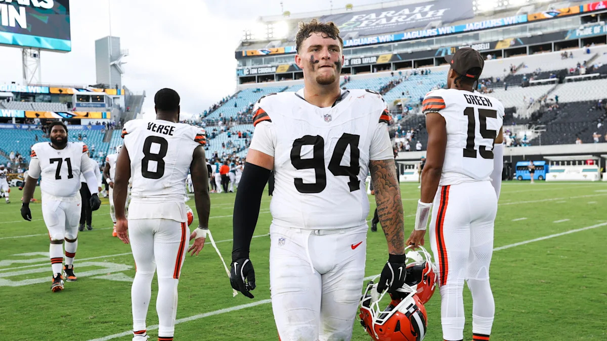 Mason Graham com uniforme dos Browns; defensor continua afastado dos treinos.