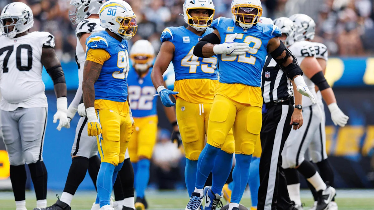 Defensores dos Chargers em campo; equipe tem jogadores citados na lista de possíveis alvos dos 49ers.