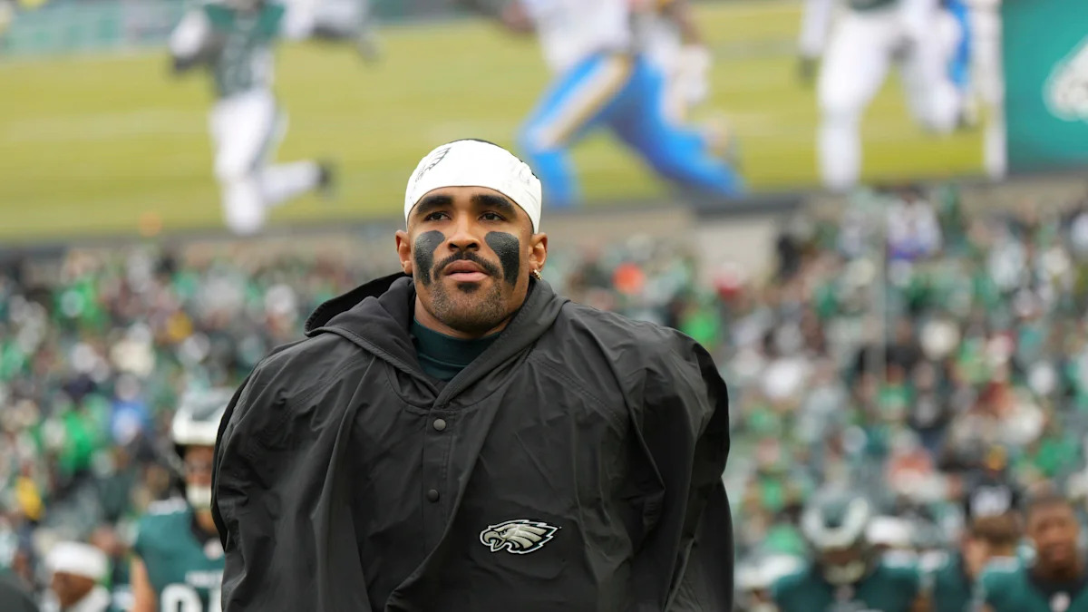 Jalen Hurts acompanha uma partida dos Eagles contra os Rams.