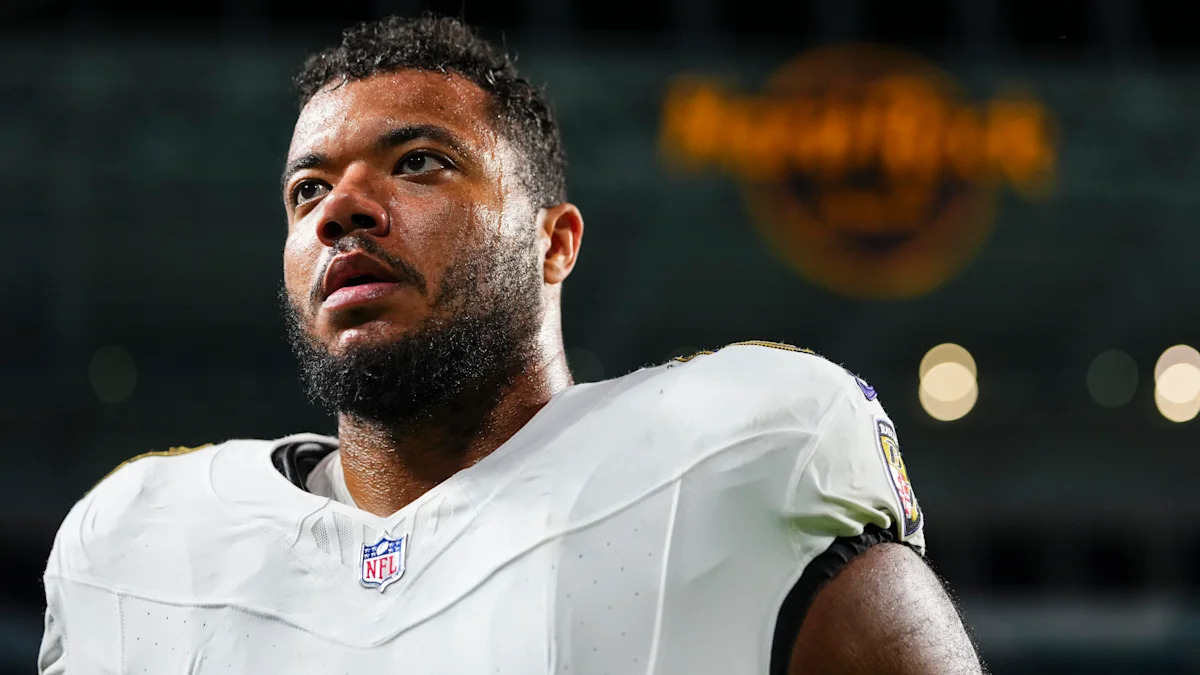Joe Noteboom com uniforme dos Ravens; imagem de arquivo do tackle citado como hipótese para os Rams.