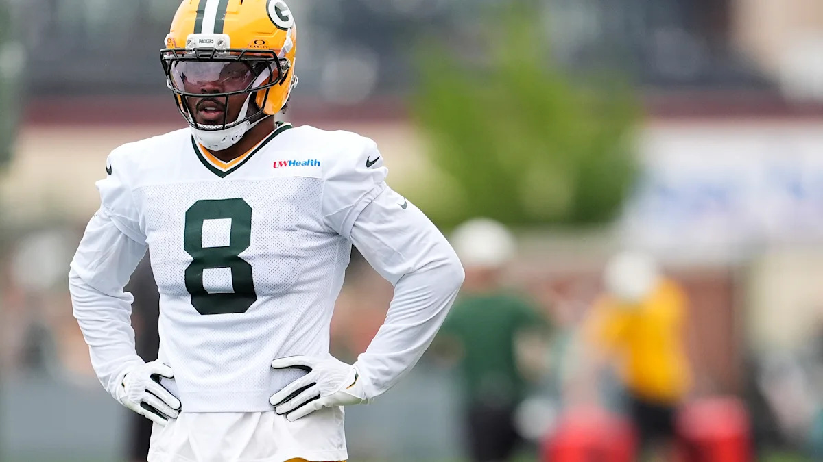 Josh Jacobs com uniforme de treino dos Packers; jogador segue na lista de isenção do comissário.
