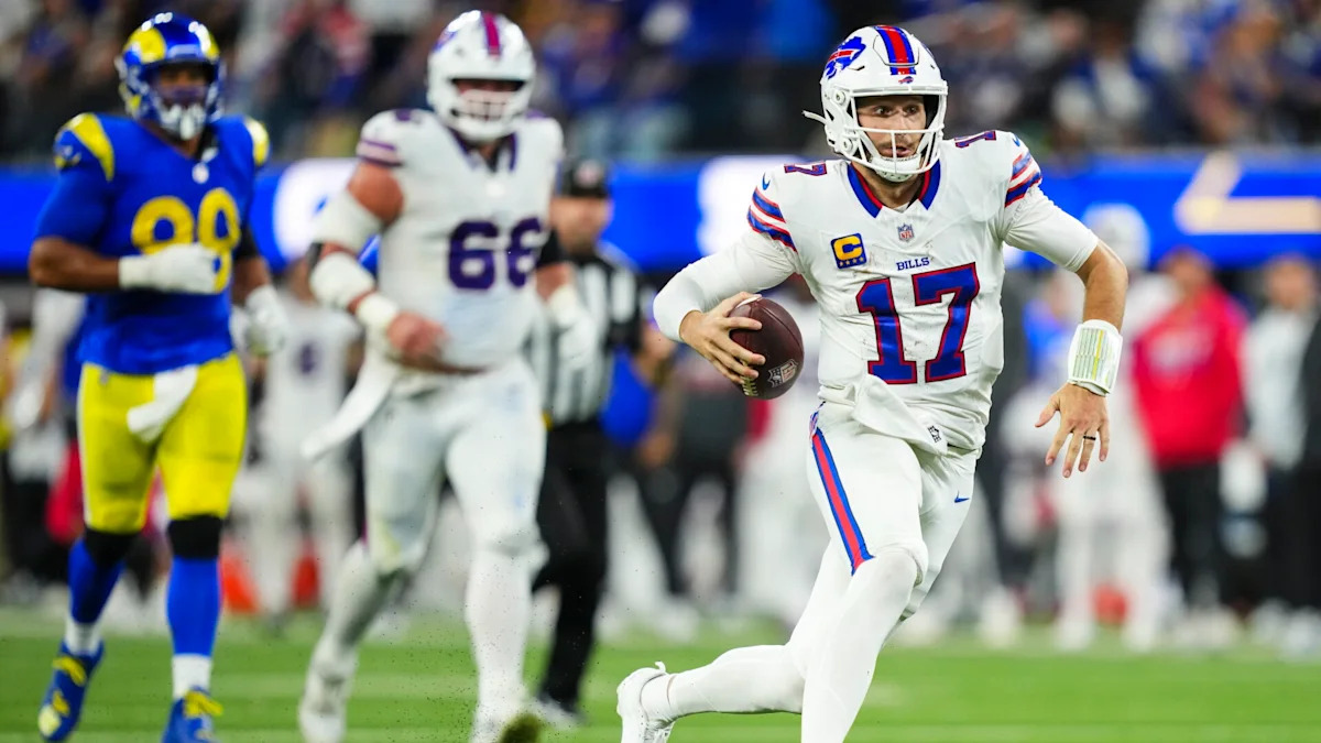 Josh Allen em ação pelos Bills contra os Rams; quarterback se aproxima de 5 mil jardas terrestres na carreira.