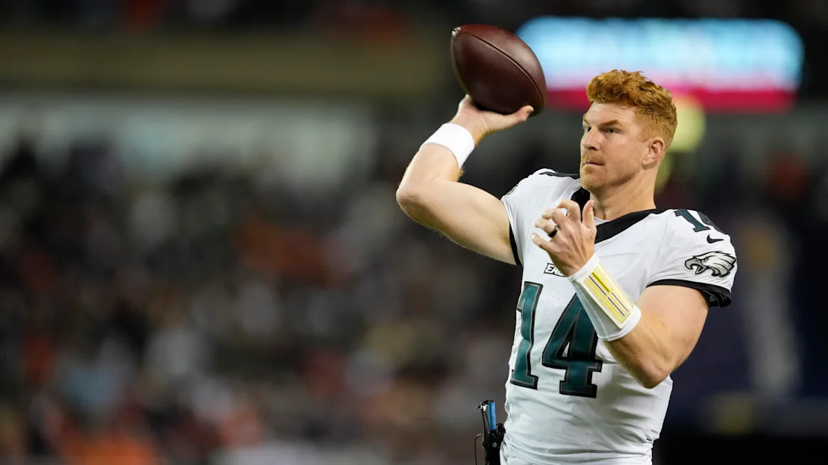 Andy Dalton lança em treino com uniforme dos Eagles; imagem de arquivo do quarterback dispensado.