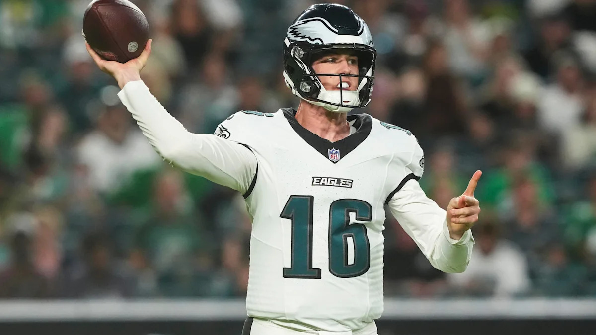Tanner McKee lança pelos Eagles na pré-temporada contra Cincinnati em 28 de agosto de 2026.