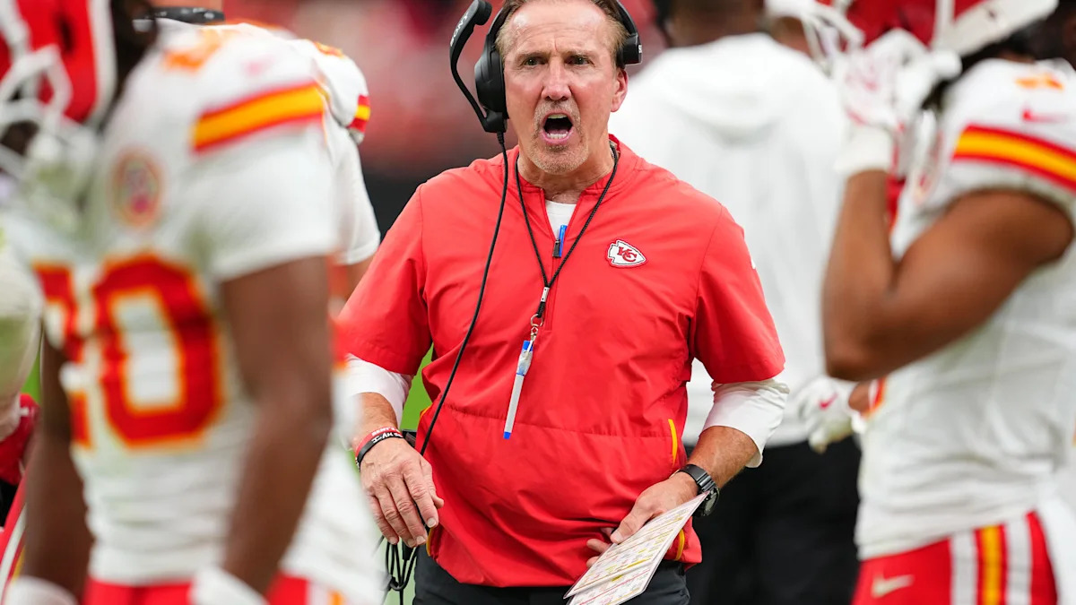 Steve Spagnuolo orienta a defesa dos Chiefs durante uma partida.