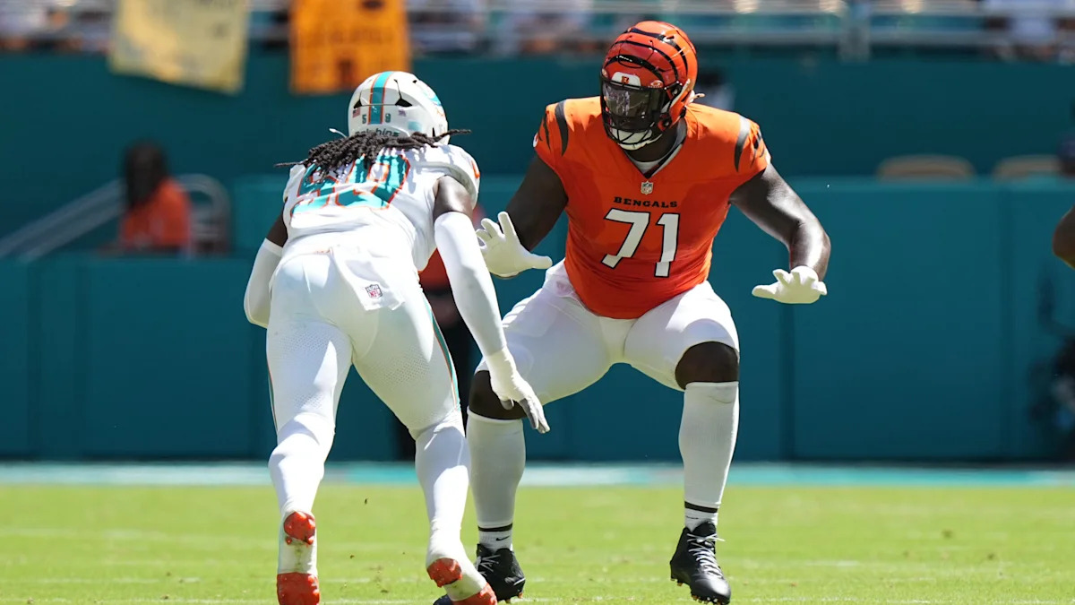 Amarius Mims protege pelo lado direito da linha dos Bengals diante dos Dolphins.