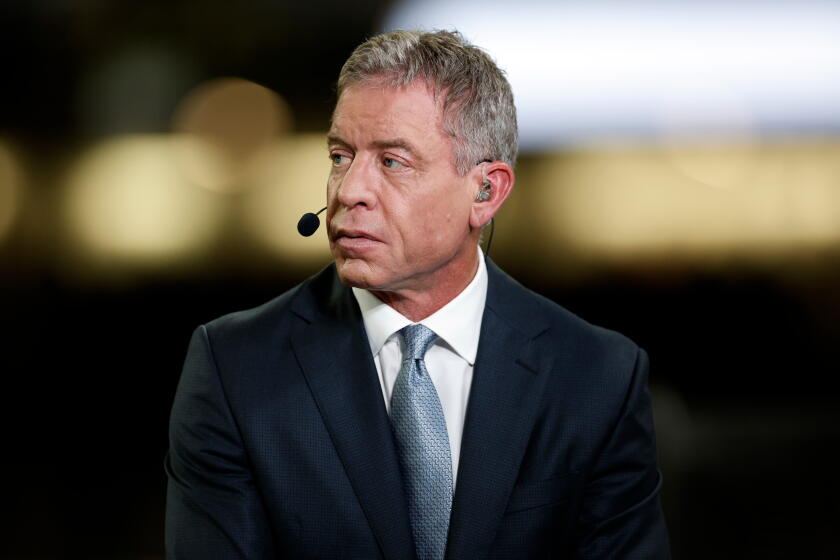 Troy Aikman trabalha como comentarista no jogo de Falcons contra Saints, em 5 de outubro.