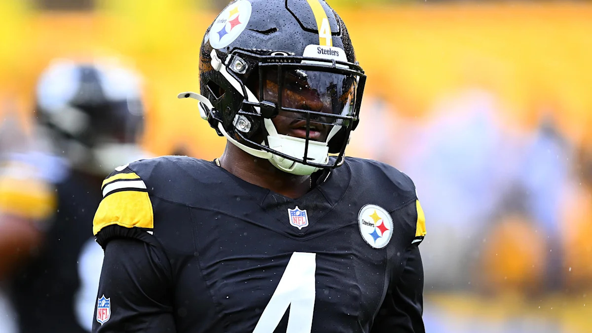 DK Metcalf com uniforme dos Steelers; recebedor também contribui em bloqueios.