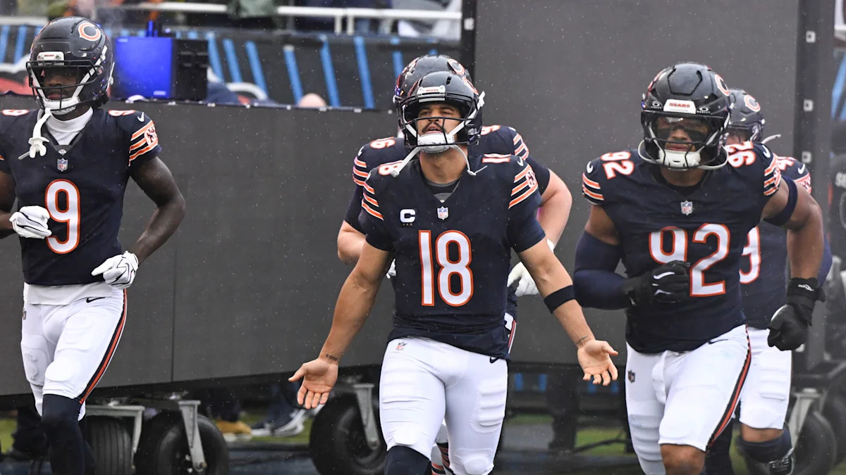 Caleb Williams durante treino dos Bears; quarterback voltou a participar plenamente.