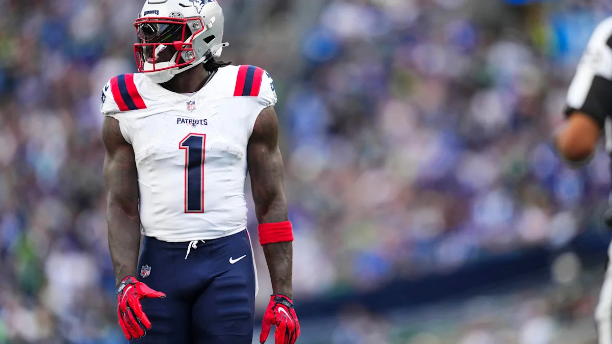 A.J. Brown com uniforme dos Patriots em jogo contra Seattle, em setembro de 2026.