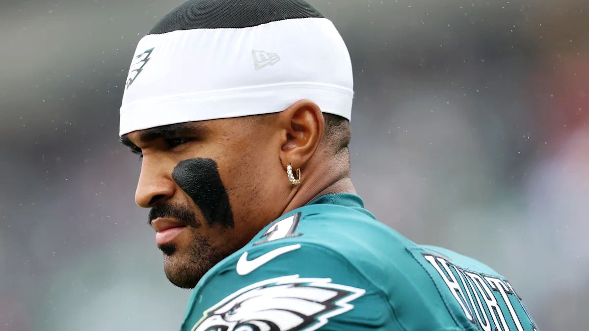 Jalen Hurts com o uniforme dos Eagles.