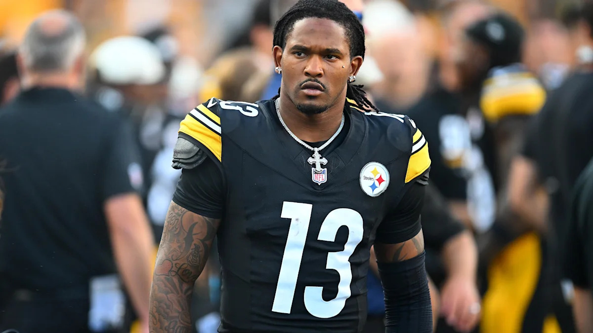 Jalen Ramsey com uniforme dos Steelers; defensor voltou ao treino de forma limitada.