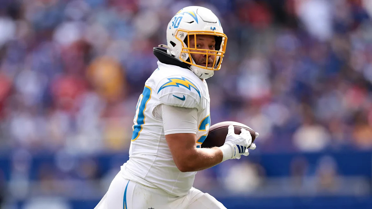 Alec Ingold carrega a bola pelos Chargers contra os Bills em 27 de setembro de 2026.