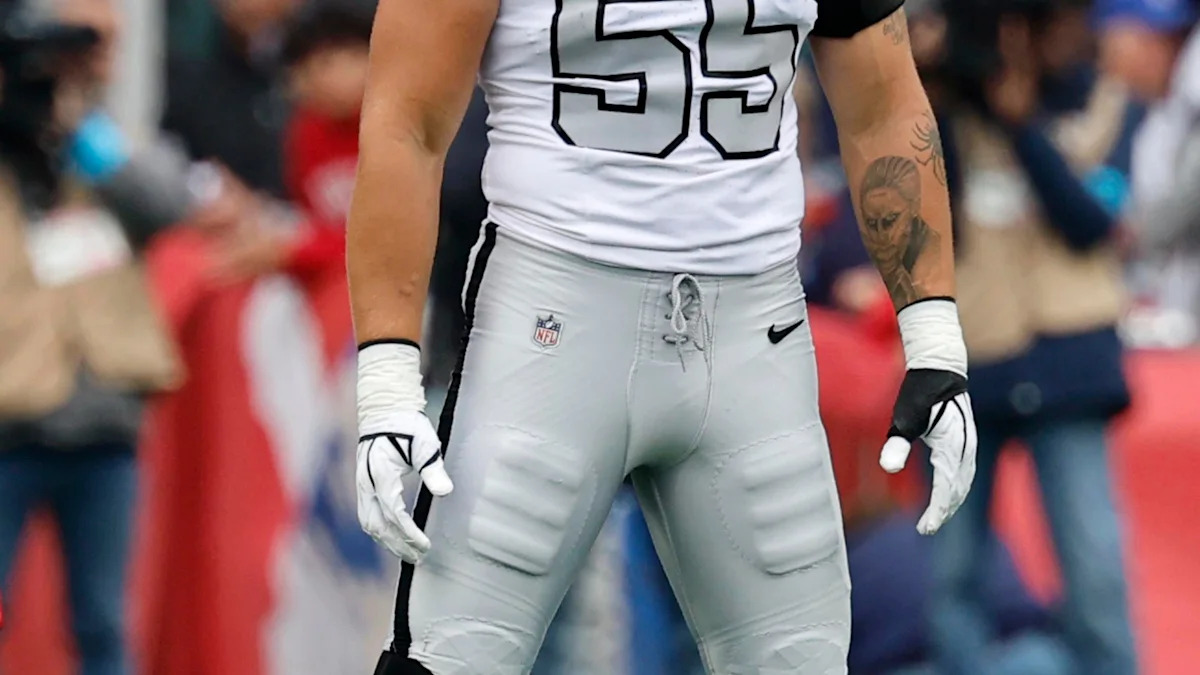 Cody Lindenberg, camisa 55 dos Raiders, em Foxborough em 11 de outubro de 2026.