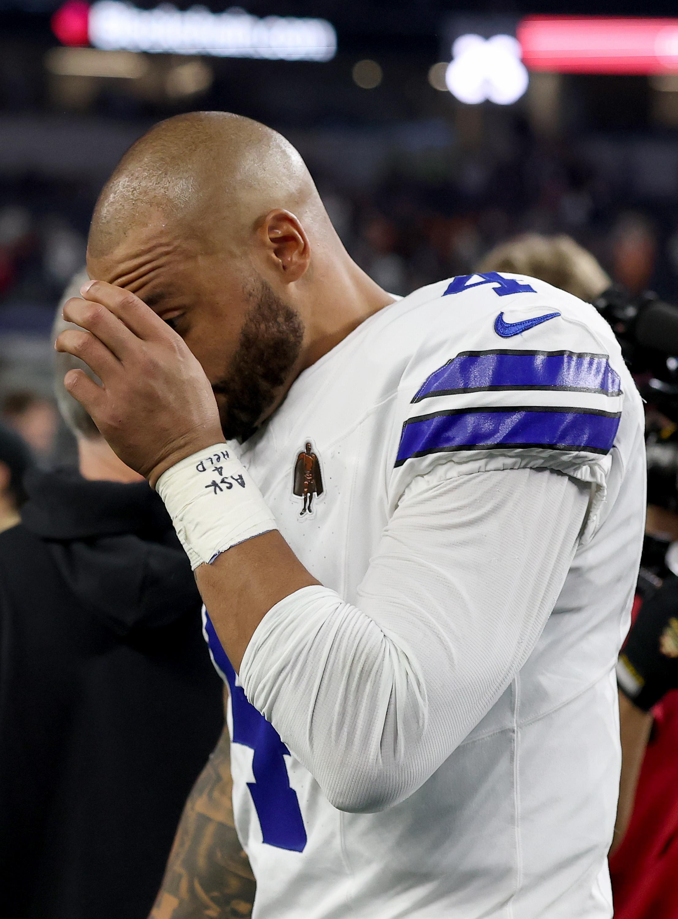 Jogador dos Cowboys com uniforme branco.