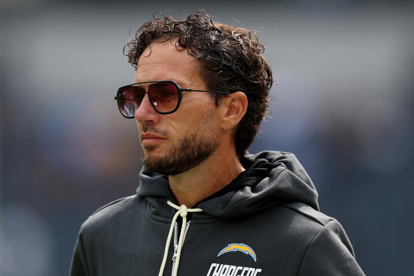 Mike McDaniel antes do jogo dos Chargers contra os Raiders em 20 de setembro.