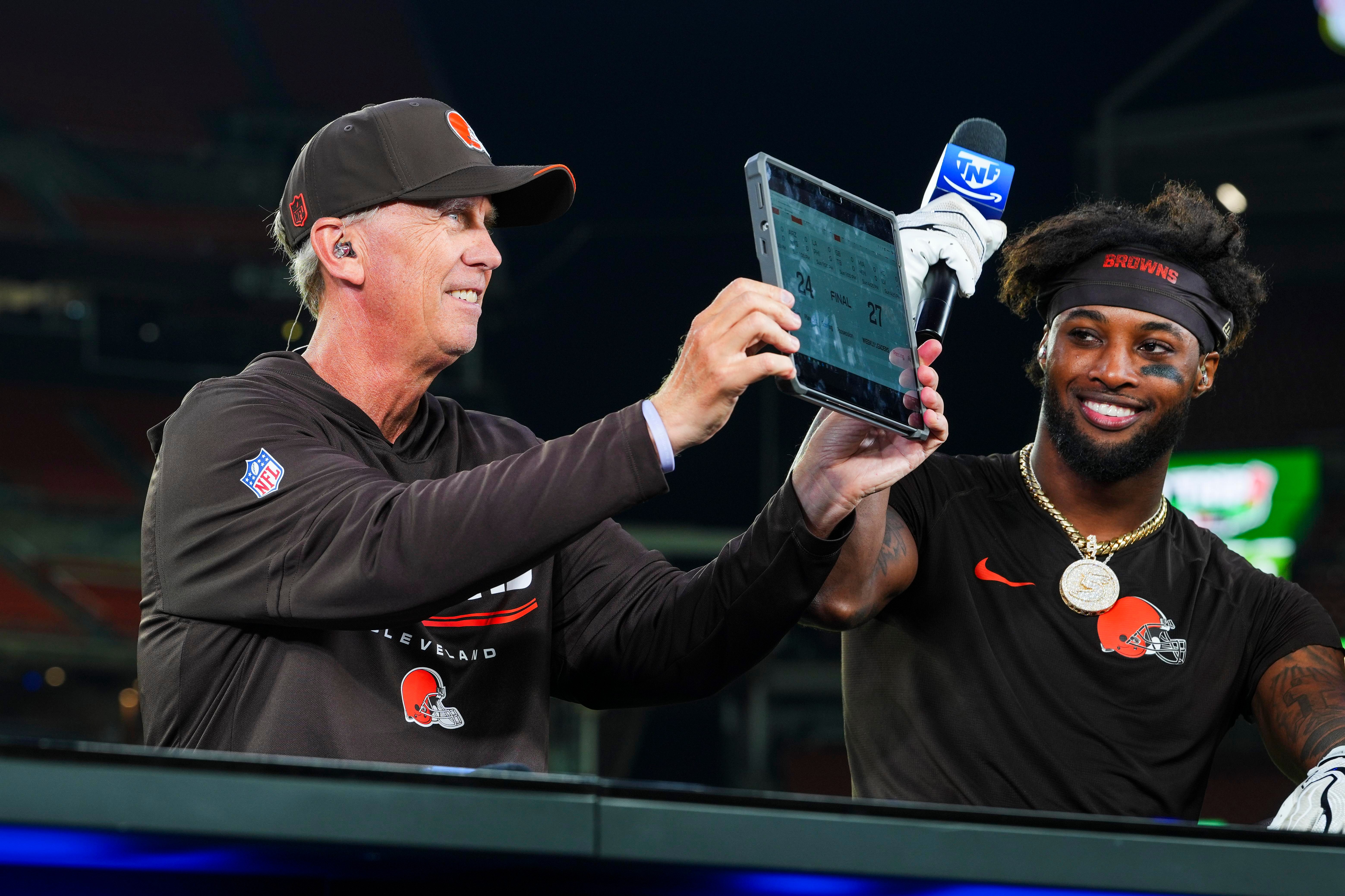 Integrantes dos Browns participam de uma atividade.
