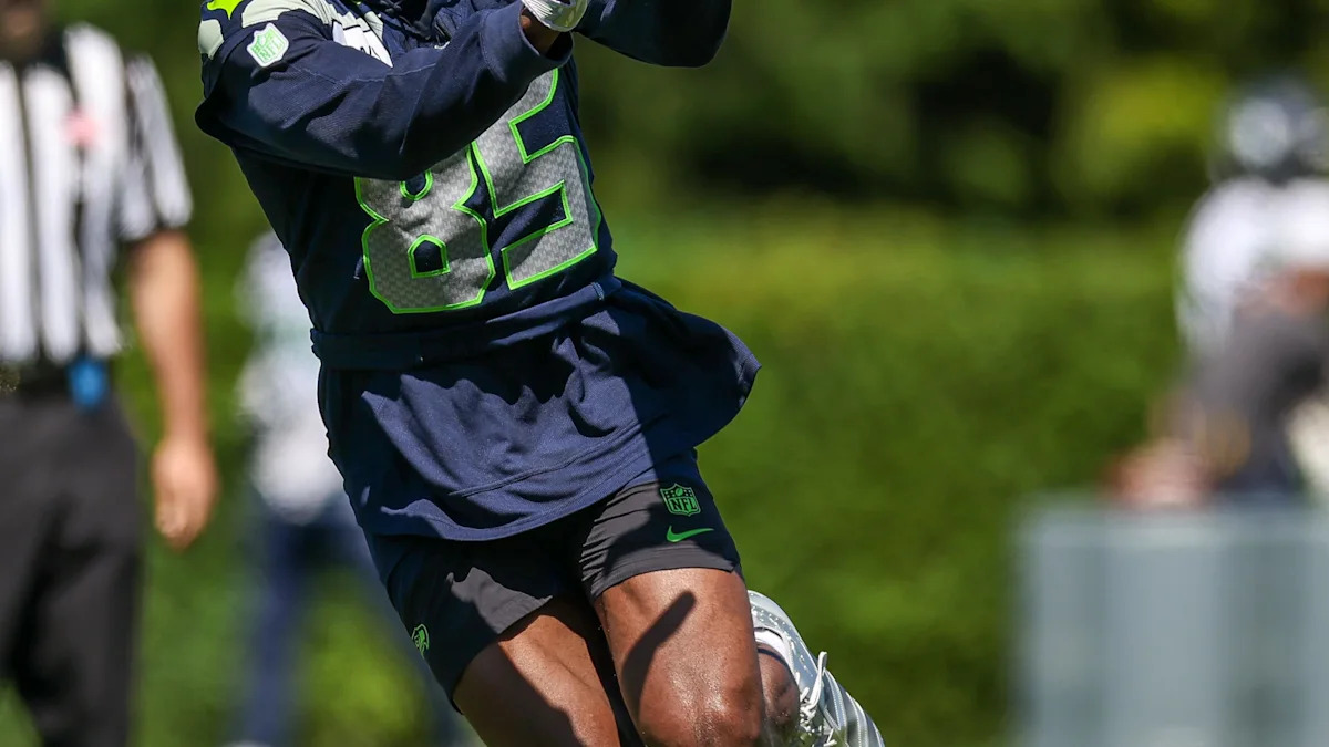 Irv Charles durante treino dos Seahawks; recebedor foi elevado para enfrentar Denver.