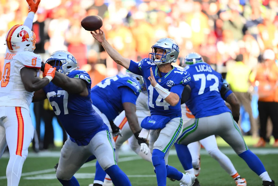 Sam Darnold lança com o uniforme retrô dos Seahawks contra os Buccaneers; imagem ilustrativa da seleção de combinações da NFL.