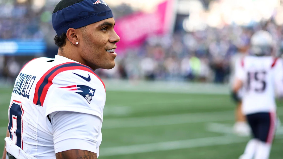 Christian Gonzalez antes do jogo dos Patriots em Seattle em 9 de setembro de 2026.