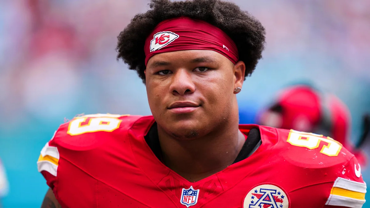 Peter Woods com uniforme dos Chiefs; defensor entrou no relatório com problema no pescoço.
