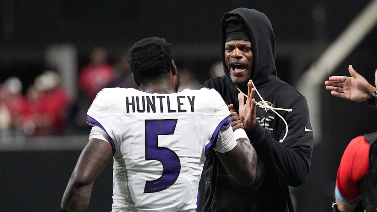 Tyler Huntley e Lamar Jackson na lateral do campo; Huntley comandou os Ravens contra Atlanta.