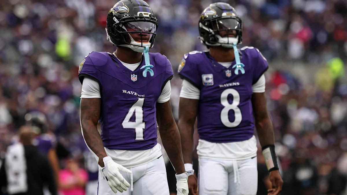 Zay Flowers e Lamar Jackson com uniforme dos Ravens; ambos aparecem no boletim de quinta-feira.