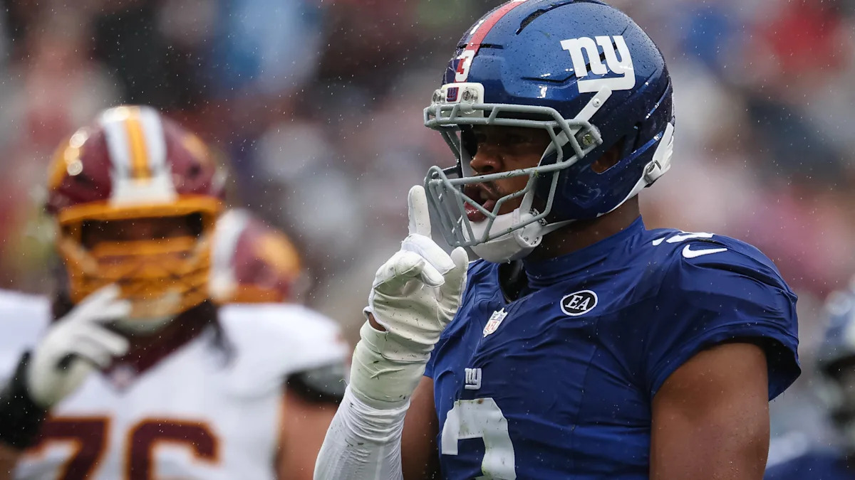 Abdul Carter com uniforme dos Giants; defensor segue sem treinar por problema na panturrilha.