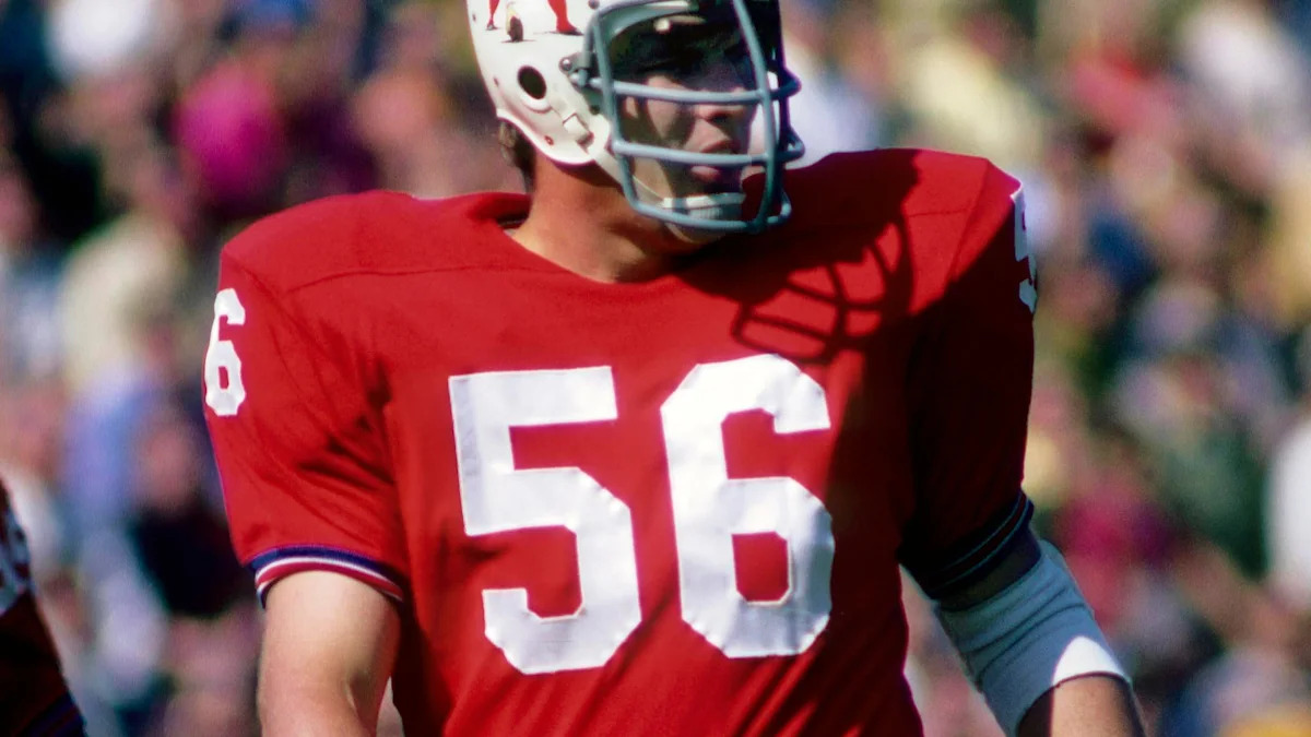 Jon Morris com uniforme dos Patriots; imagem de arquivo do center homenageado pela franquia.