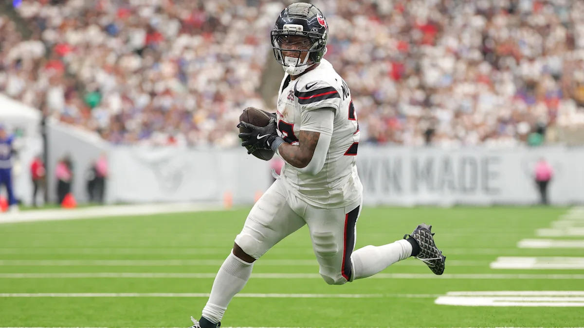 Tank Dell carrega a bola pelos Texans; recebedor não viajará para enfrentar Jacksonville.