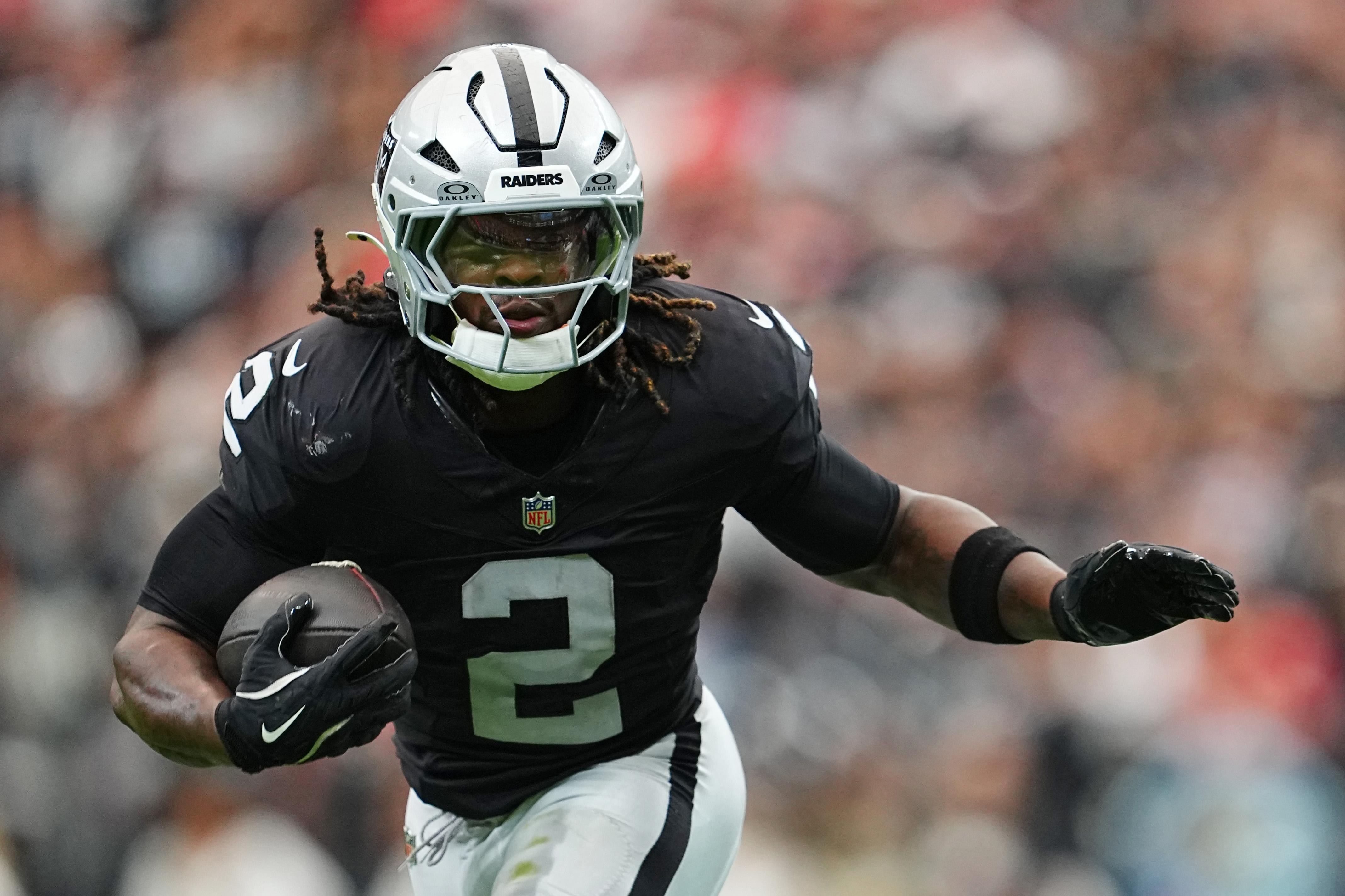 Ashton Jeanty corre contra os Chiefs em Las Vegas, em 4 de outubro de 2026.