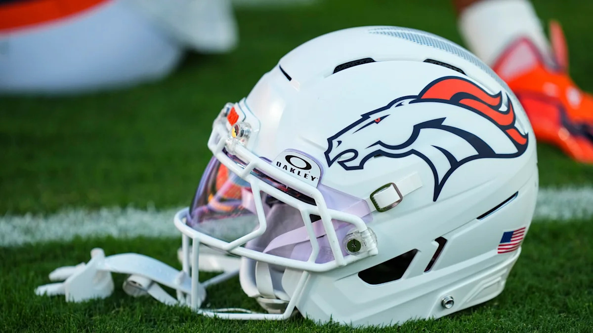 Capacete dos Broncos no gramado; equipe elevou Taylor Rapp e Sean Fresch Jr. para enfrentar Seattle.
