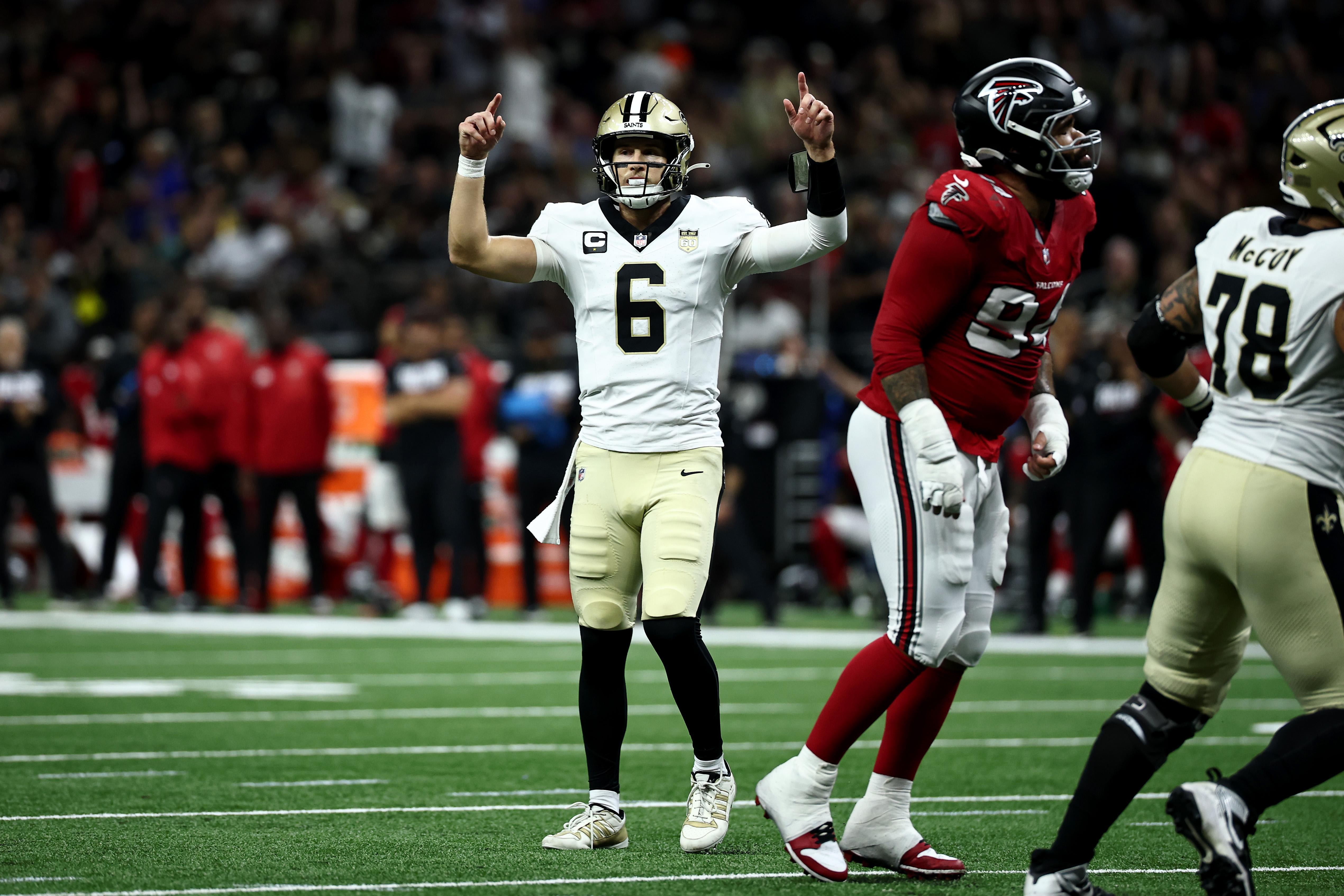 Tyler Shough comemora um touchdown contra os Falcons em Nova Orleans, em 5 de outubro de 2026.