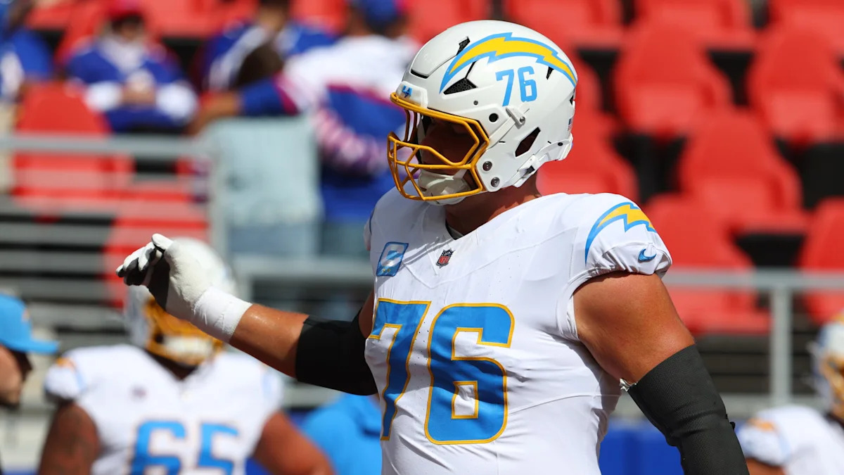 Joe Alt com uniforme dos Chargers; tackle está entre os jogadores que não treinaram na quinta-feira.