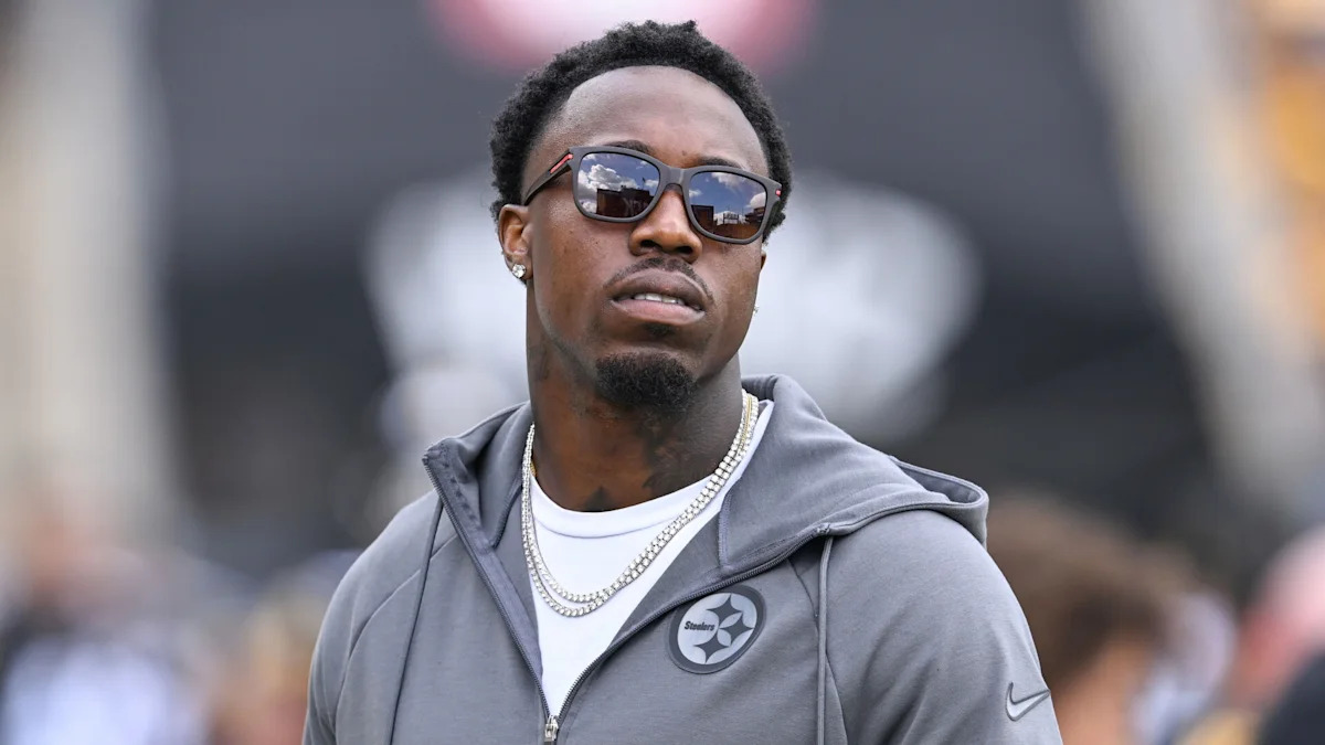 Darien Porter com roupa de treino dos Cowboys; cornerback espera retornar contra os Packers.