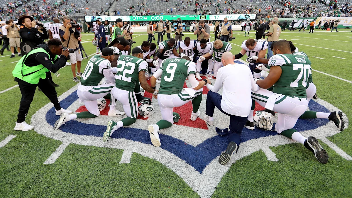 Jogadores dos Jets e dos Patriots reunidos após duelo em outubro de 2017; imagem de arquivo.