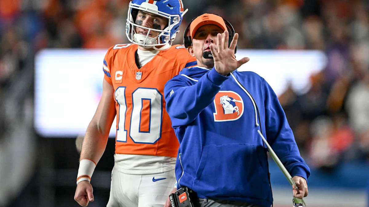Sean Payton conversa com Bo Nix em Denver em 6 de novembro de 2025; imagem de arquivo.