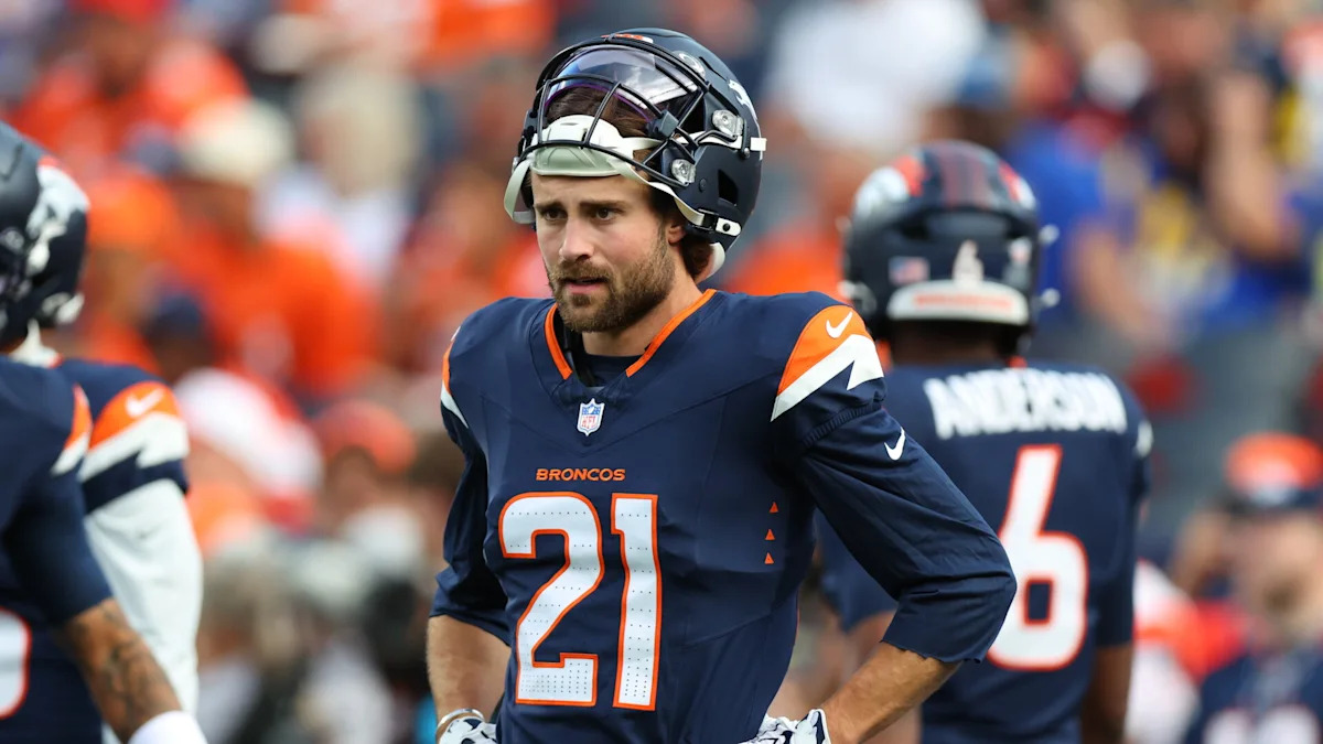 Riley Moss com uniforme dos Broncos; cornerback está disponível contra os Seahawks.