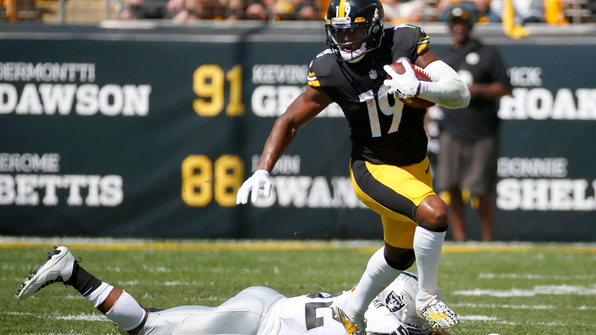 JuJu Smith-Schuster com uniforme dos Steelers; imagem de arquivo da primeira passagem pelo clube.