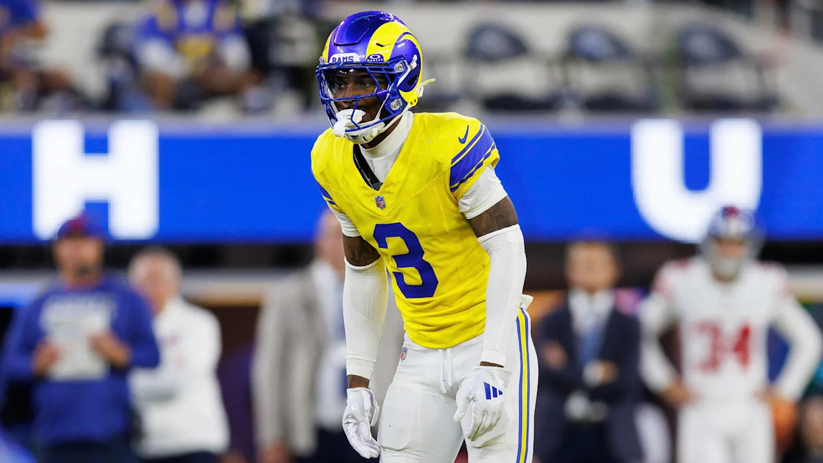 Kam Curl com uniforme dos Rams; safety entrou no boletim com lesão no tornozelo.