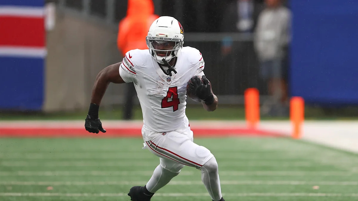 Jeremiyah Love com uniforme dos Cardinals; running back segue sem treinar por problema no tornozelo.