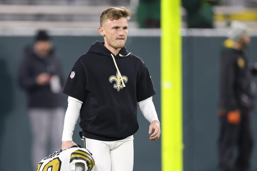 Blake Grupe com uniforme dos Saints; imagem de arquivo do kicker contratado pelos Rams.